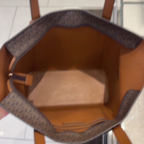 MICHAEL KORS
Pratt Large Signature Logo Tote Shoulder Bag
COLOR BROWN
NWT - Picture 10 of 16